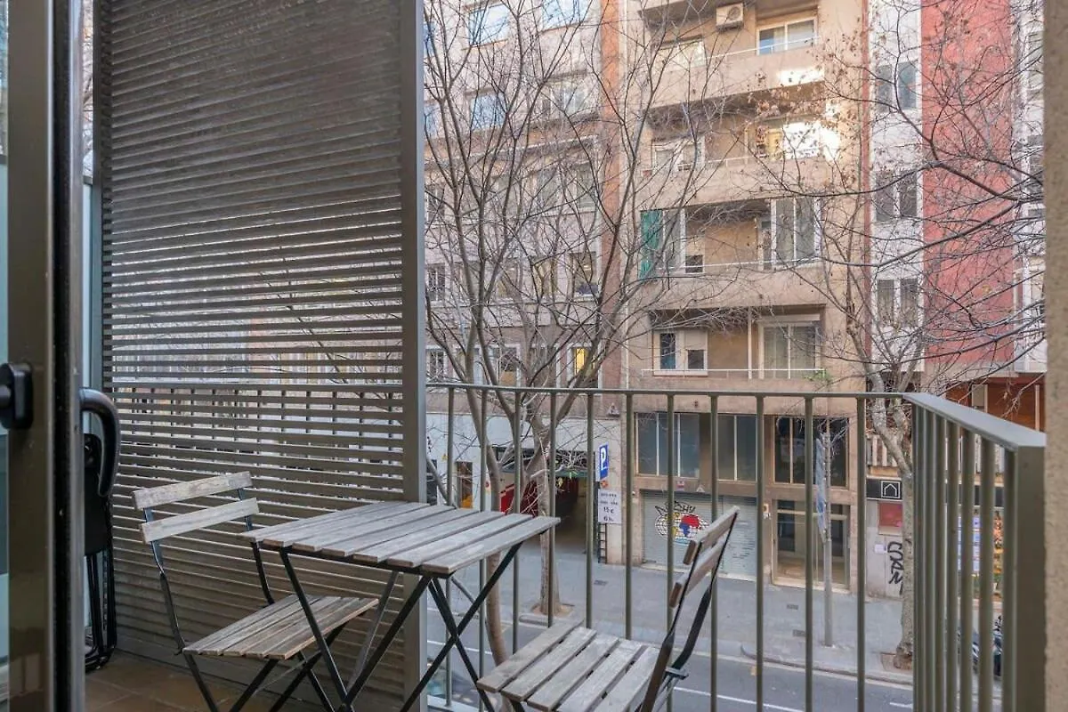 Modern And Bright Apartment In Eixample 1-2 Barcelona