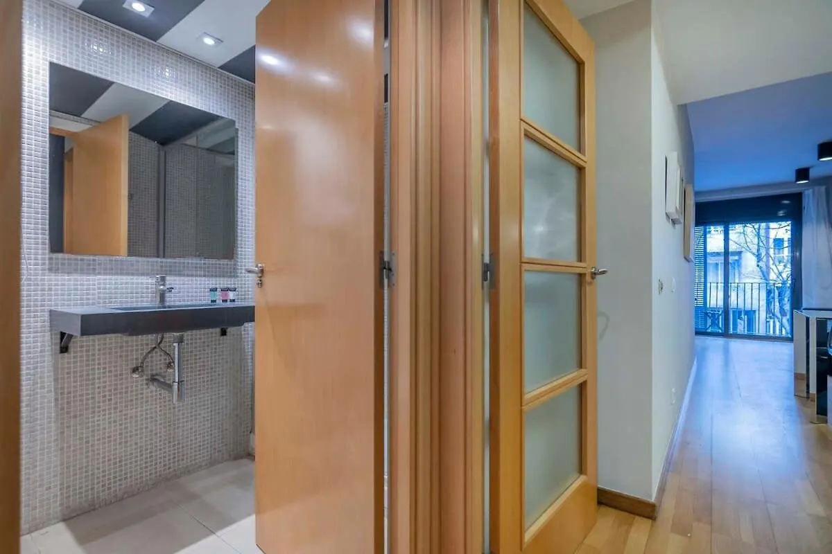 Modern And Bright Apartment In Eixample 1-2 Barcelona