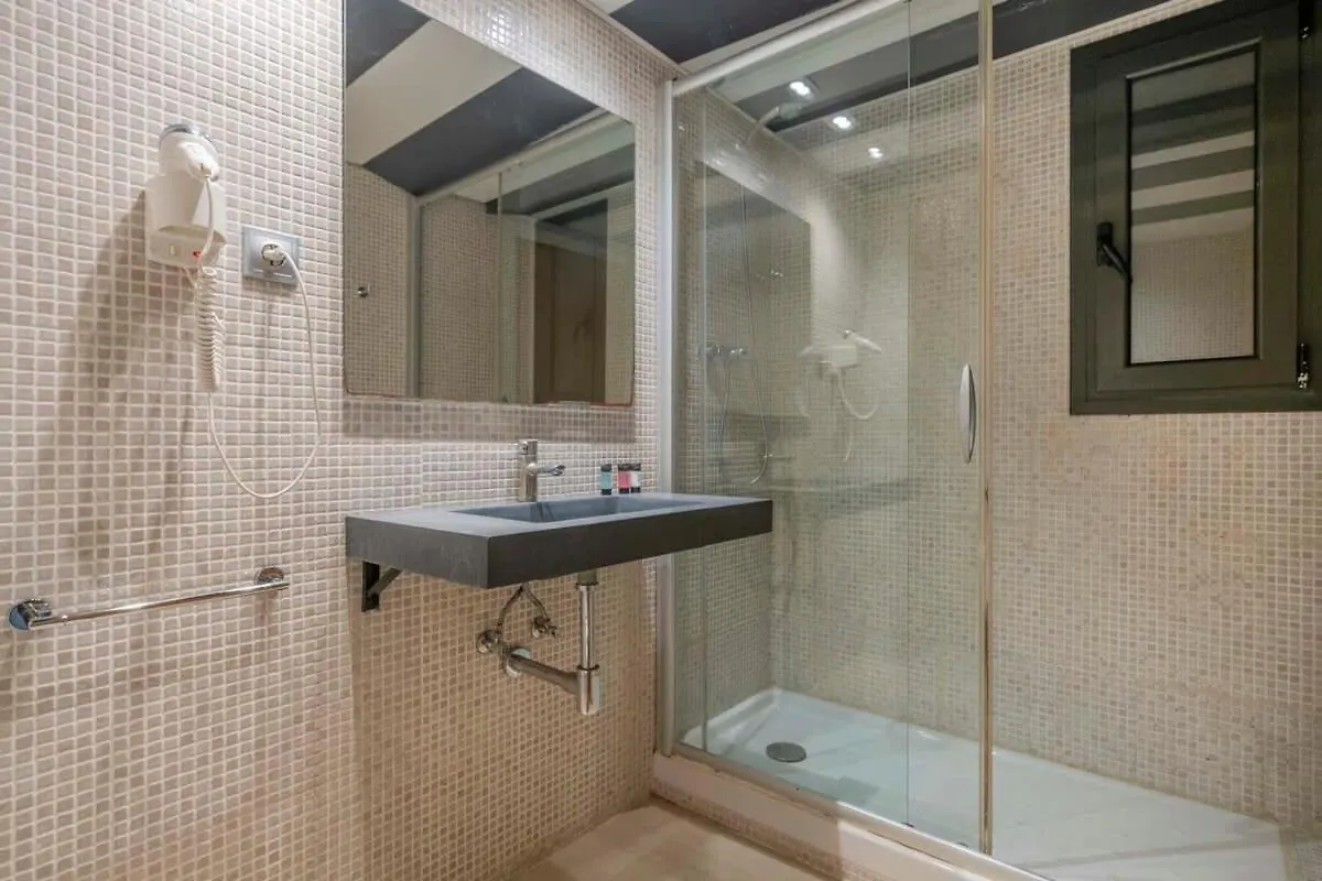 Modern And Bright Apartment In Eixample 1-2 Barcelona